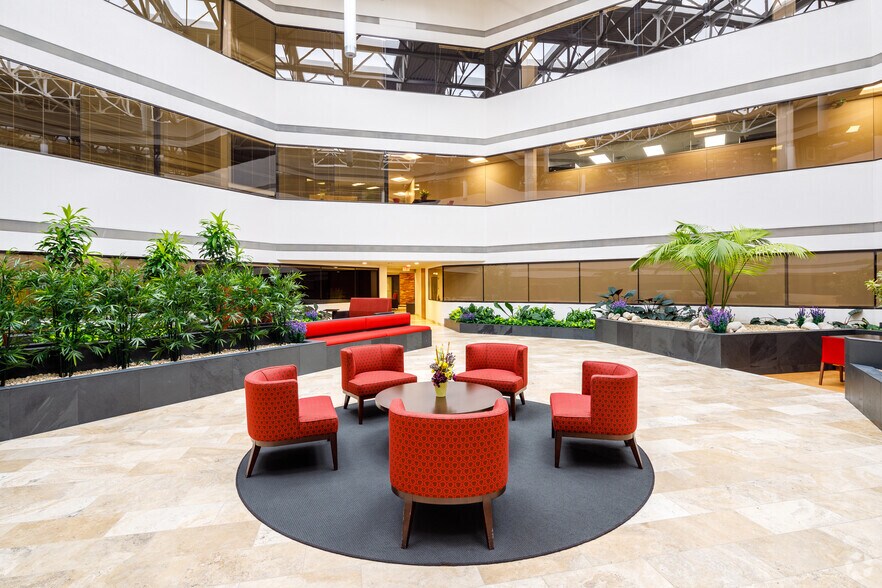 34505 W 12 Mile Rd, Farmington Hills, MI à louer - Hall d’entrée - Image 3 de 12