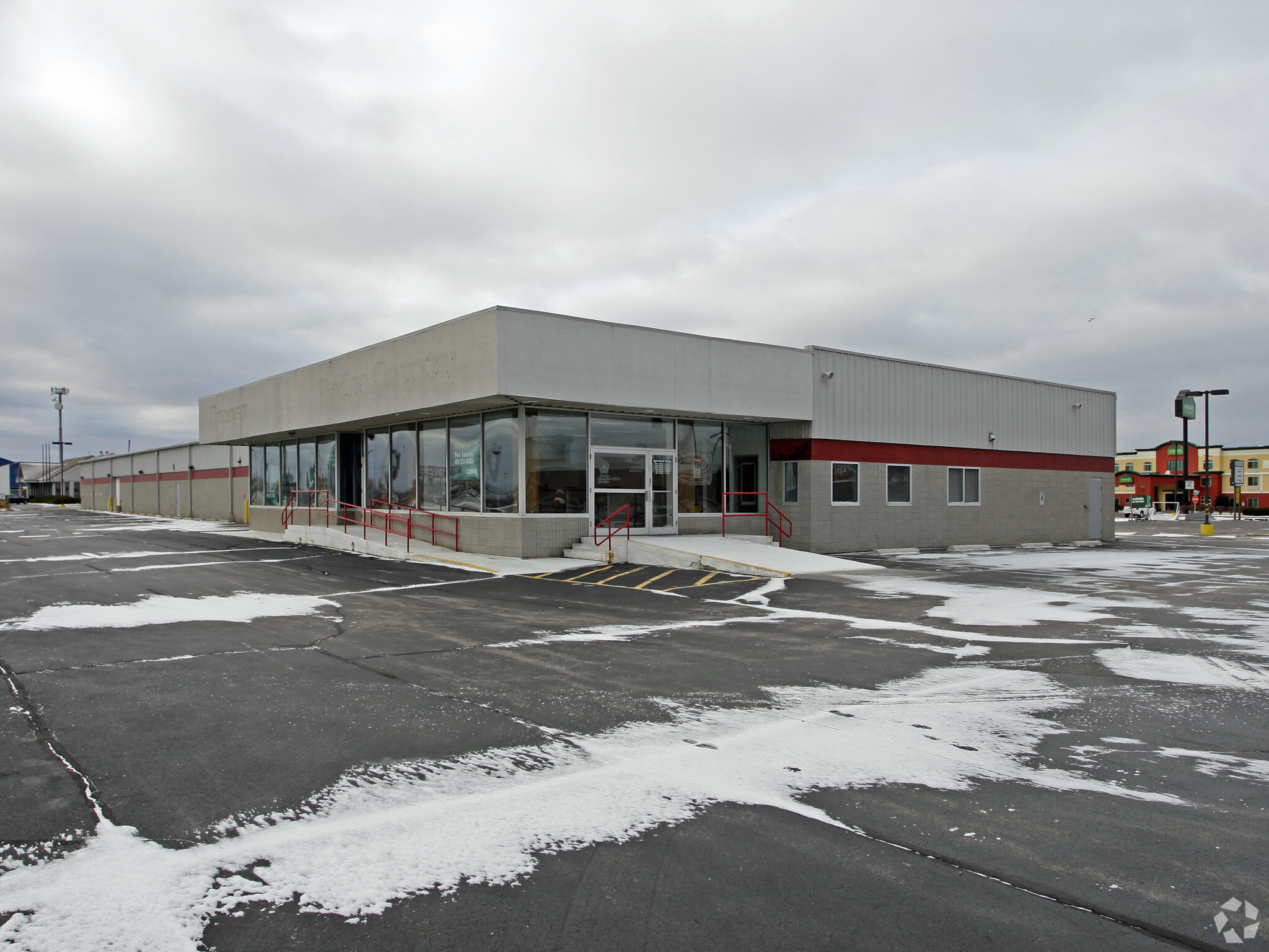 4400 W College Ave, Appleton, WI for lease Building Photo- Image 1 of 6