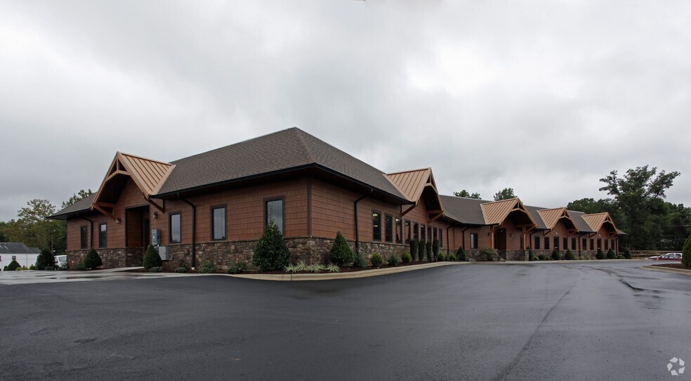 125 Hospital Ave NW, Lenoir, NC à louer - Photo du bâtiment - Image 2 de 3