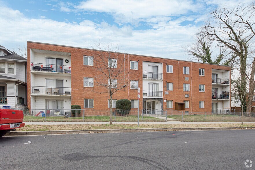 1721 T St SE, Washington, DC for sale - Primary Photo - Image 1 of 10