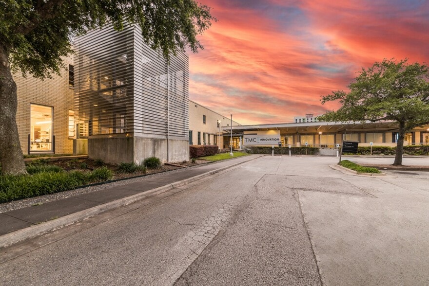 2450 Holcombe Rd, Houston, TX à louer - Photo du bâtiment - Image 2 de 17