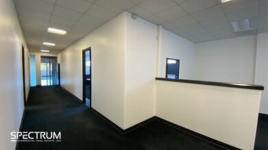 21617-21621 Nordhoff St, Chatsworth, CA à louer Photo intérieure- Image 2 de 14