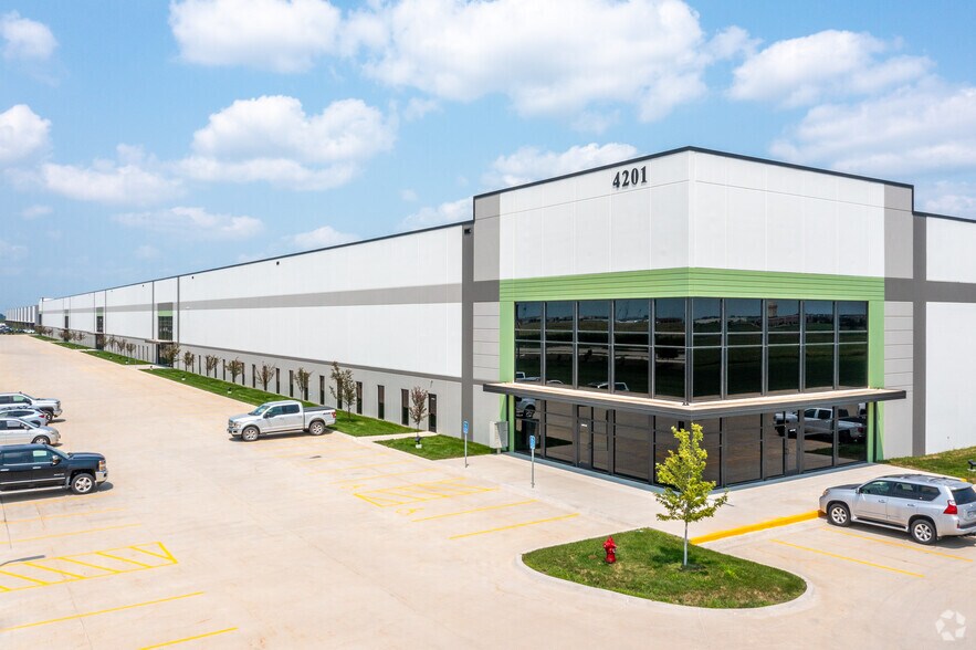 4201 S James St, Grimes, IA à louer - Photo du bâtiment - Image 1 de 8