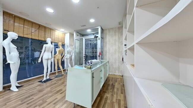 More details for Carrer Mare de deu de Montserrat, 2, Santa Coloma de Gramenet - Retail for Lease