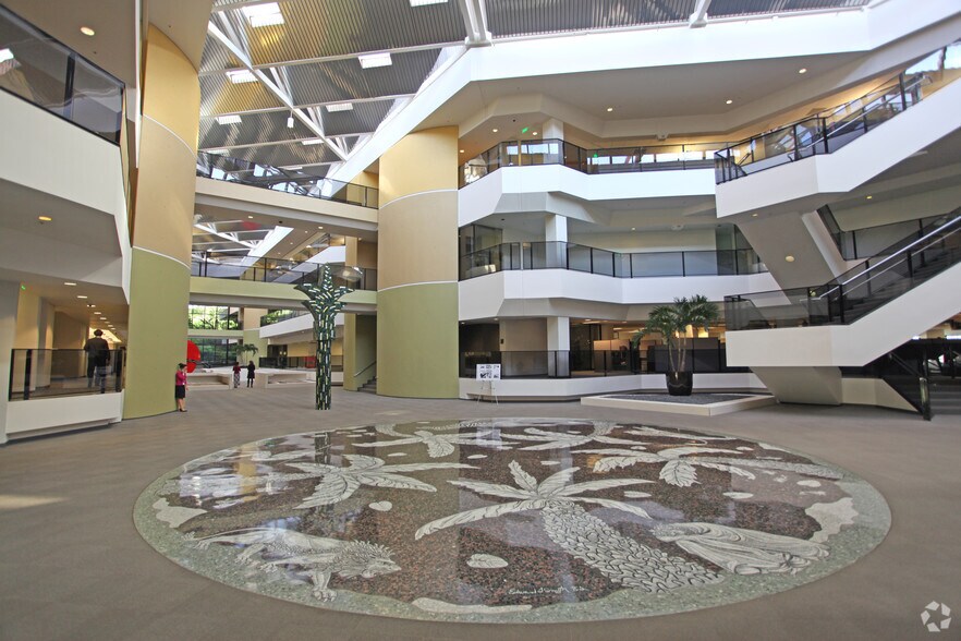 1 Baxter Way, Westlake Village, CA à louer - Hall d’entrée - Image 3 de 10