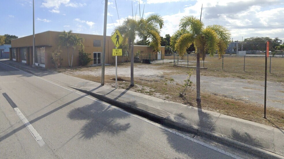 3230 Palm Beach Blvd, Fort Myers, FL for lease - Building Photo - Image 2 of 8