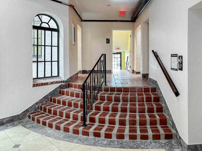 601 Quay Commons, Sarasota, FL à vendre - Photo du bâtiment - Image 2 de 22