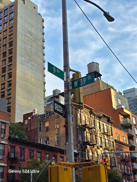 411 W 39th St, New York, NY à louer - Photo du bâtiment - Image 3 de 20