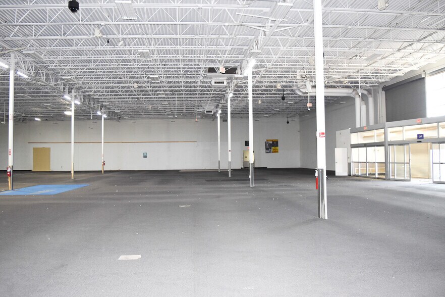 5916 W Loop 289, Lubbock, TX à louer - Photo du bâtiment - Image 3 de 12