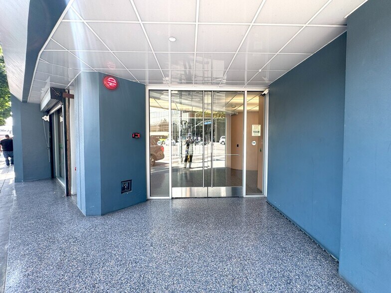 210 E Olympic Blvd, Los Angeles, CA à louer - Photo du bâtiment - Image 2 de 14