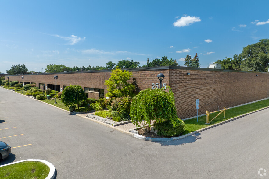 2525 Dunwin Dr, Mississauga, ON for lease - Building Photo - Image 2 of 4