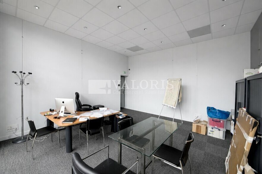 Office in Lyon for lease - Building Photo - Image 3 of 8