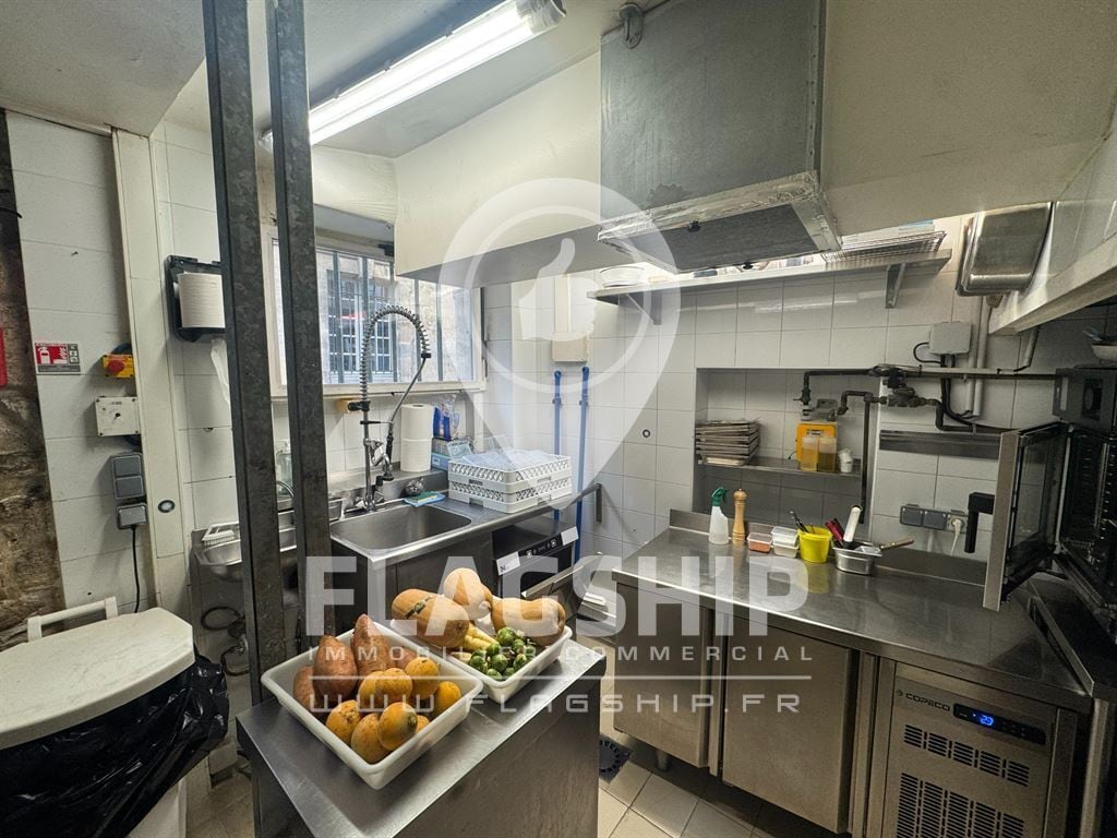 Retail in Paris for lease Interior Photo- Image 1 of 5