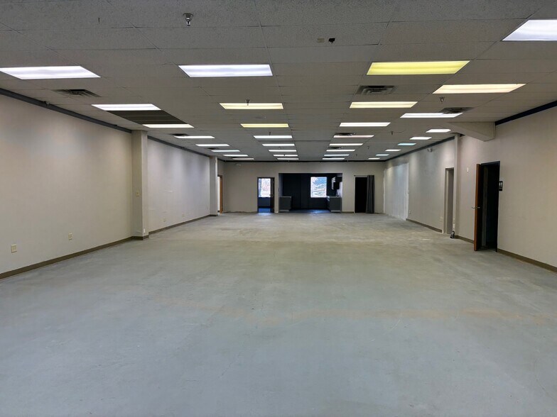 1566 Akron Peninsula Rd, Akron, OH à louer - Photo du bâtiment - Image 2 de 6