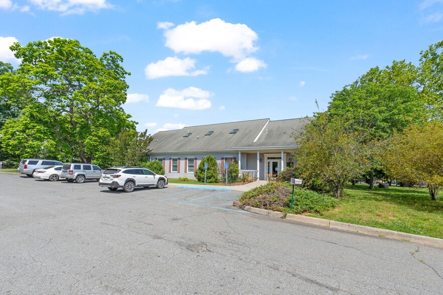 Prime Medical Office Investment portfolio of 2 properties for sale on LoopNet.ca - Building Photo - Image 3 of 33