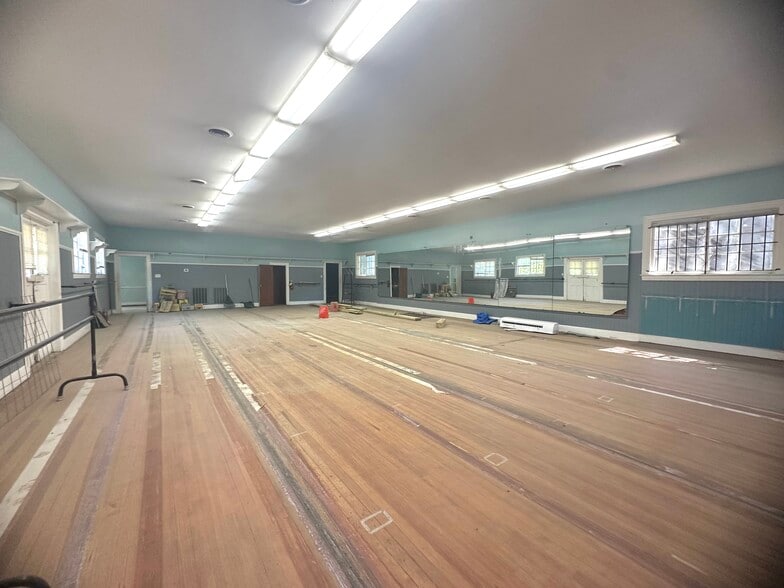 2212 Lincoln St, Savannah, GA for lease - Interior Photo - Image 2 of 8