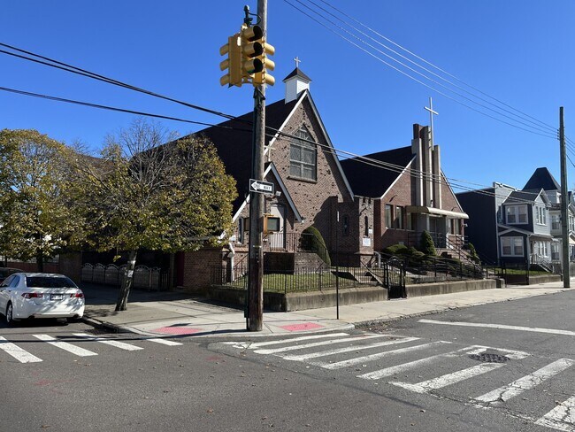 Plus de détails pour 10310 104th St, Ozone Park, NY - Spécialité à vendre