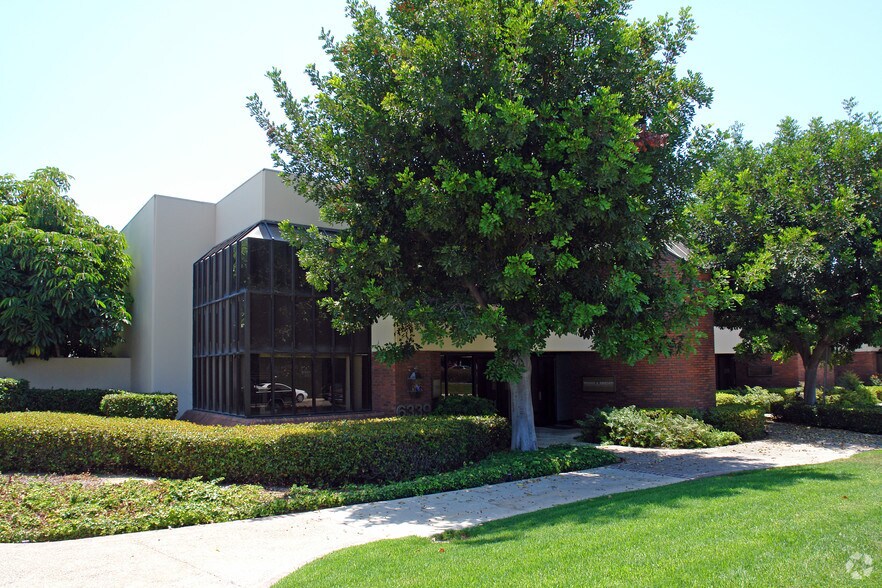 6339 Nancy Ridge Dr, San Diego, CA à louer - Photo du bâtiment - Image 2 de 8