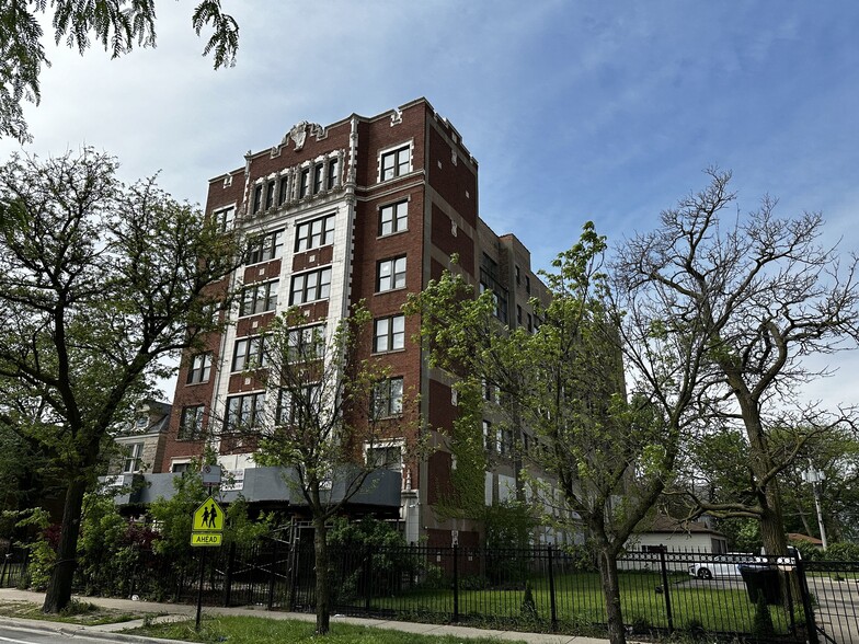 7456 S Shore Dr, Chicago, IL for sale - Building Photo - Image 2 of 43