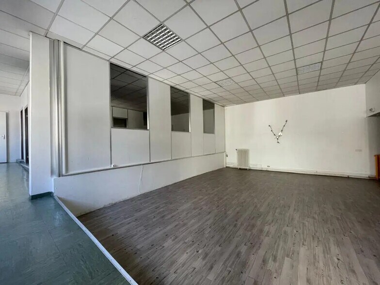 Flex in  for lease - Interior Photo - Image 3 of 4