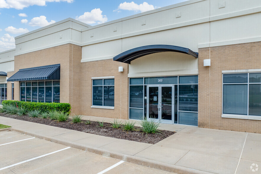 1825 Lakeway Dr, Lewisville, TX for lease - Building Photo - Image 3 of 22