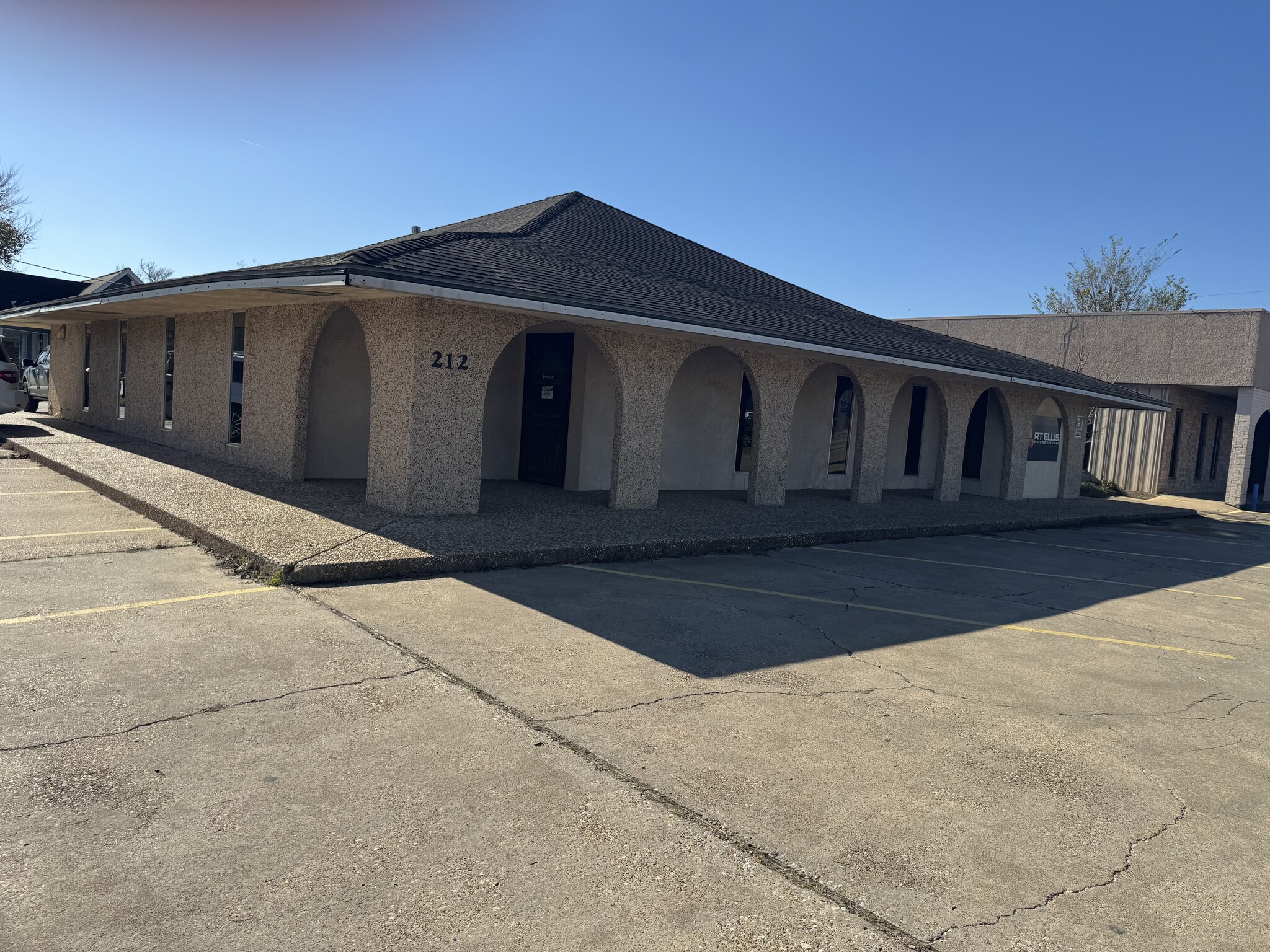 212 E Houston St, Cleveland, TX for lease Primary Photo- Image 1 of 2