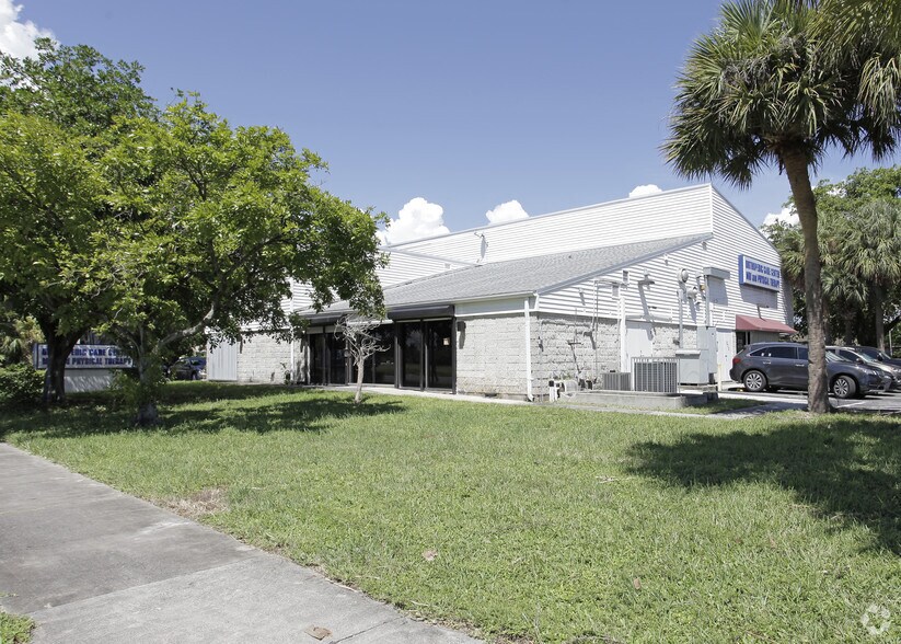 230 S Dixie Hwy, Hallandale Beach, FL à louer - Photo du bâtiment - Image 1 de 9