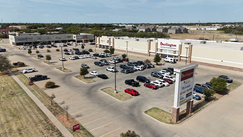 Town Square Shopping Center portefeuille de 2 propriétés à vendre sur LoopNet.ca - Photo du b timent - Image 3 de 7