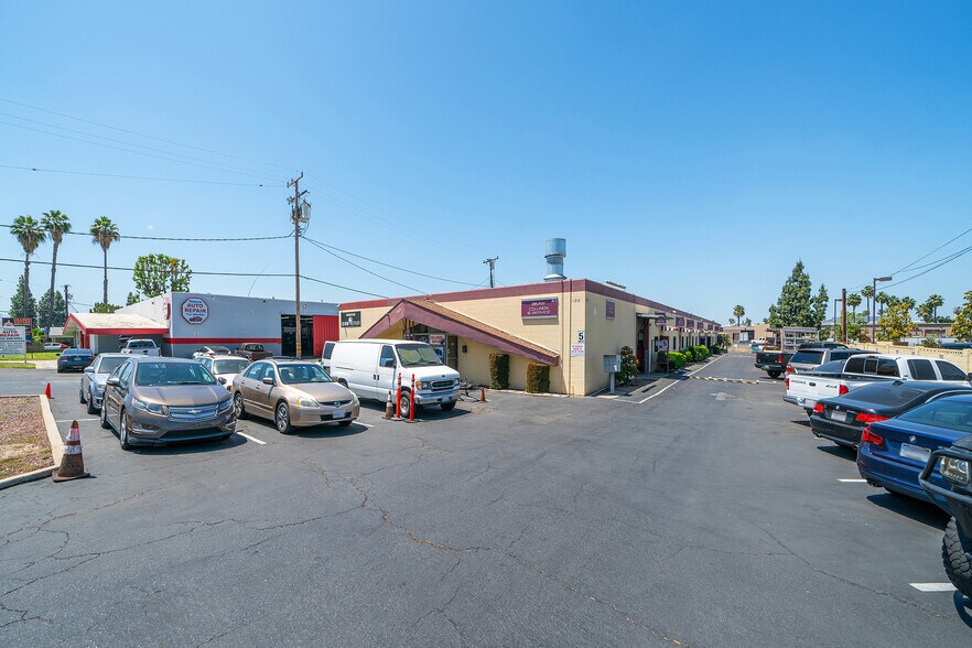 1210 N Batavia St, Orange, CA à louer - Photo du bâtiment - Image 3 de 5