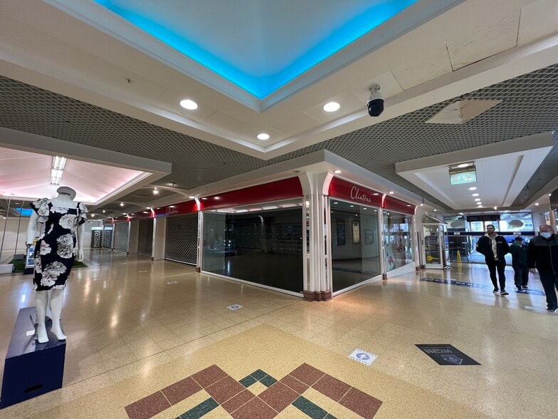 Wellington St, Aldershot for lease - Building Photo - Image 2 of 11