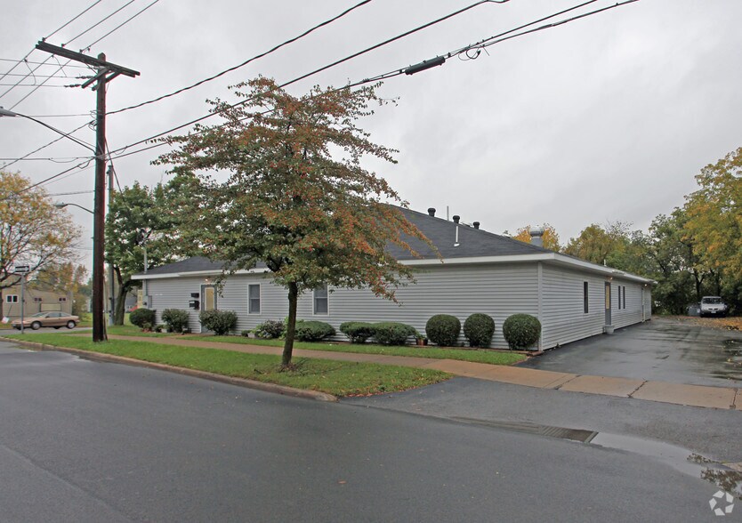 201 Cedar St, Oneida, NY à vendre - Photo principale - Image 1 de 2