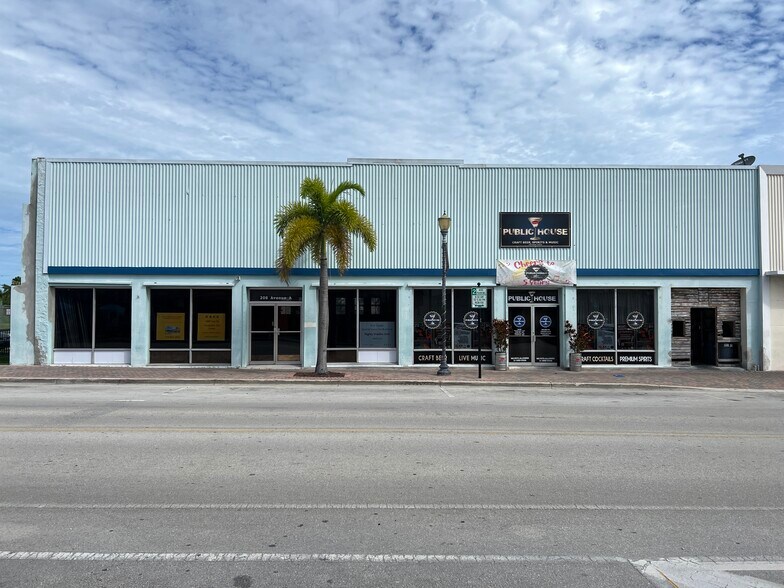 200-208 Avenue A, Fort Pierce, FL for lease - Building Photo - Image 1 of 8