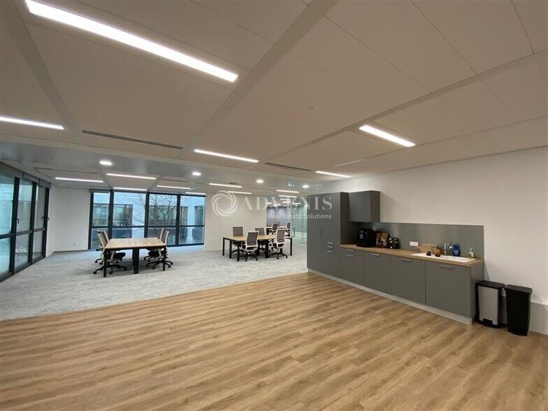 Coworking Space in Maisons-Alfort for lease - Interior Photo - Image 3 of 6