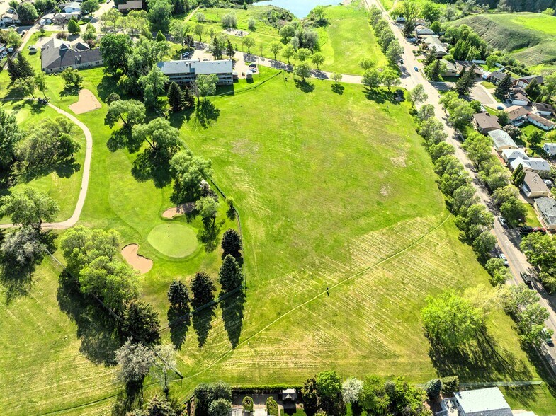 352 Primrose SE dr, Medicine Hat, AB for sale - Building Photo - Image 2 of 5