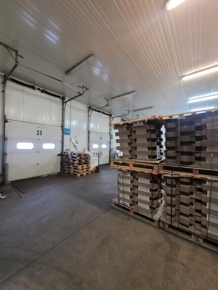 Industrial in Saint-Jean-de-Braye for lease - Interior Photo - Image 2 of 3