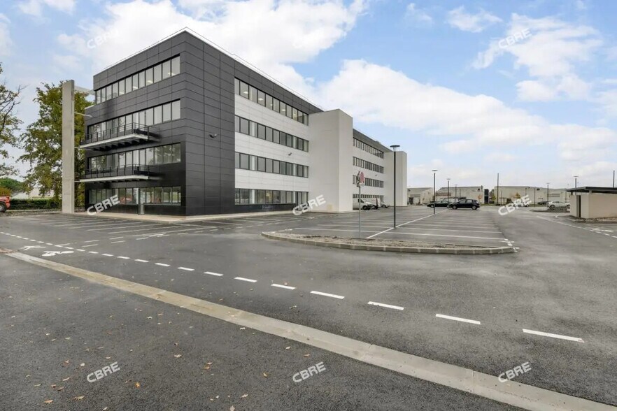 Office in Le Haillan for lease - Building Photo - Image 2 of 25