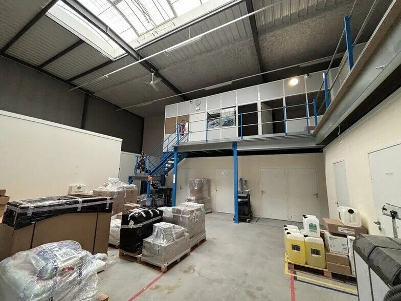 Flex dans Saint-Priest à louer - Photo du bâtiment - Image 3 de 13