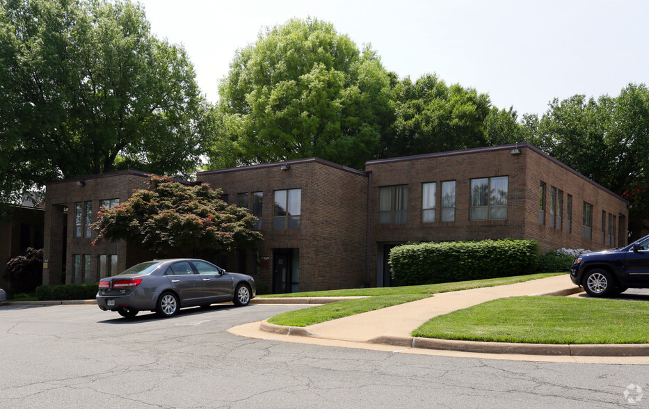 Bureau dans Falls Church, VA à vendre - Photo principale - Image 1 de 1