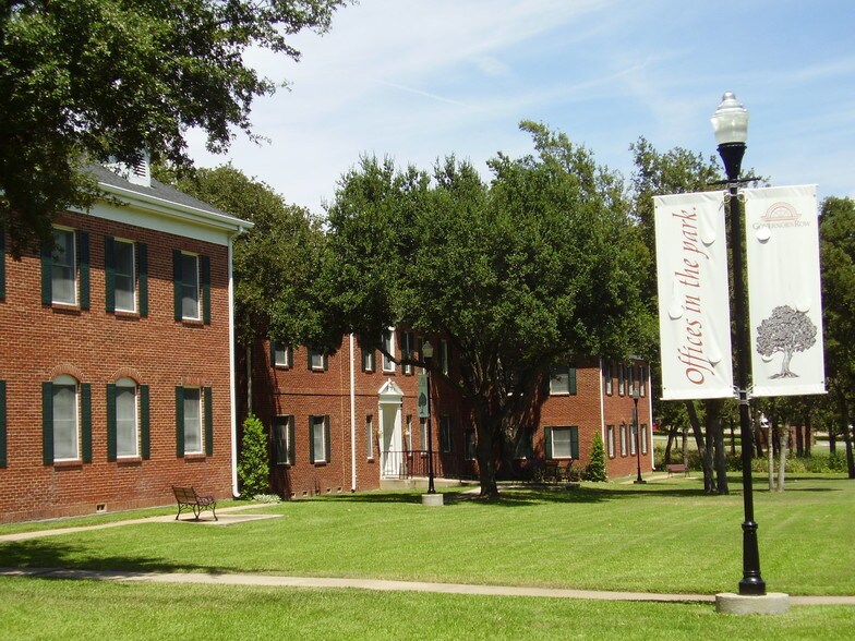 2011 E Lamar Blvd, Arlington, TX à louer - Photo du bâtiment - Image 2 de 5