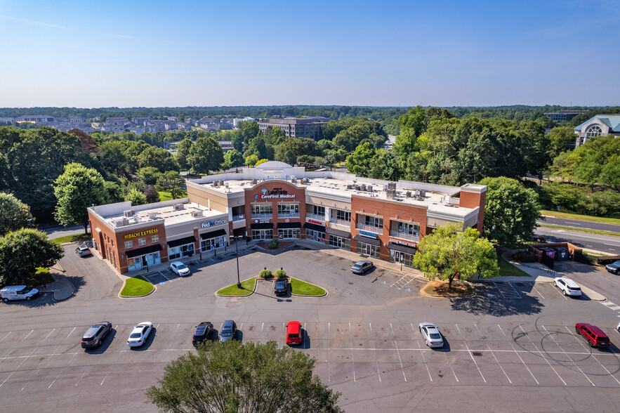 2908 Oak Lake Blvd, Charlotte, NC à louer - Photo du bâtiment - Image 2 de 16