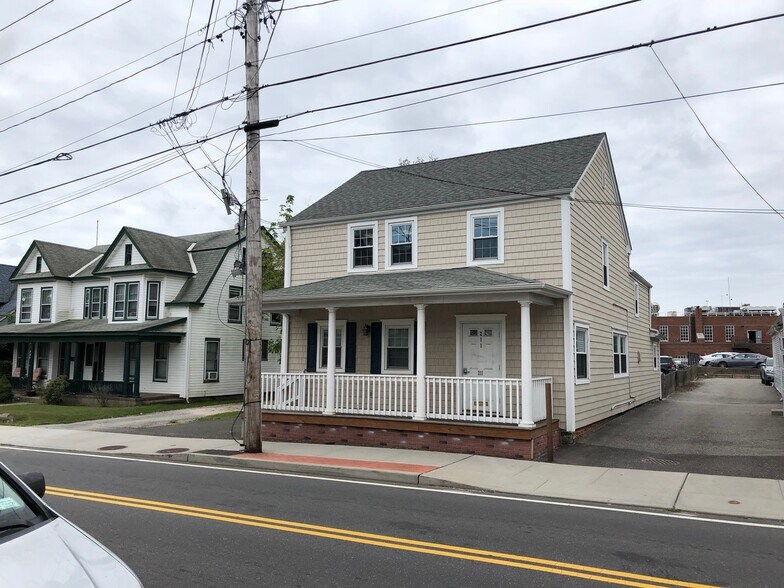 211 Roanoke Ave, Riverhead, NY à vendre - Photo du bâtiment - Image 2 de 9