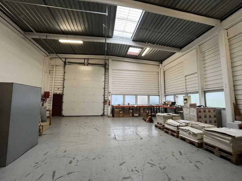 1-3 Avenue Jean Pierre Timbaud, Trappes for lease - Interior Photo - Image 2 of 8