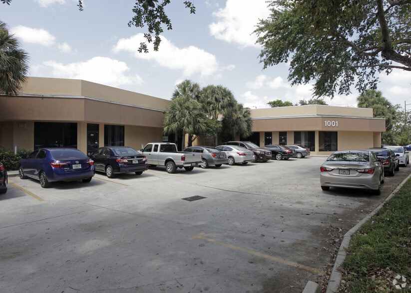 1001-1015 W Newport Center Dr, Deerfield Beach, FL for lease - Building Photo - Image 3 of 9