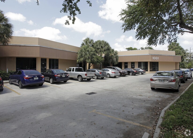 1001-1015 W Newport Center Dr, Deerfield Beach, FL à louer - Photo du bâtiment - Image 3 de 9