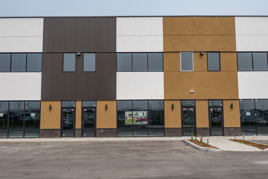 10680 36 St NE, Calgary, AB à louer - Photo du bâtiment - Image 2 de 15
