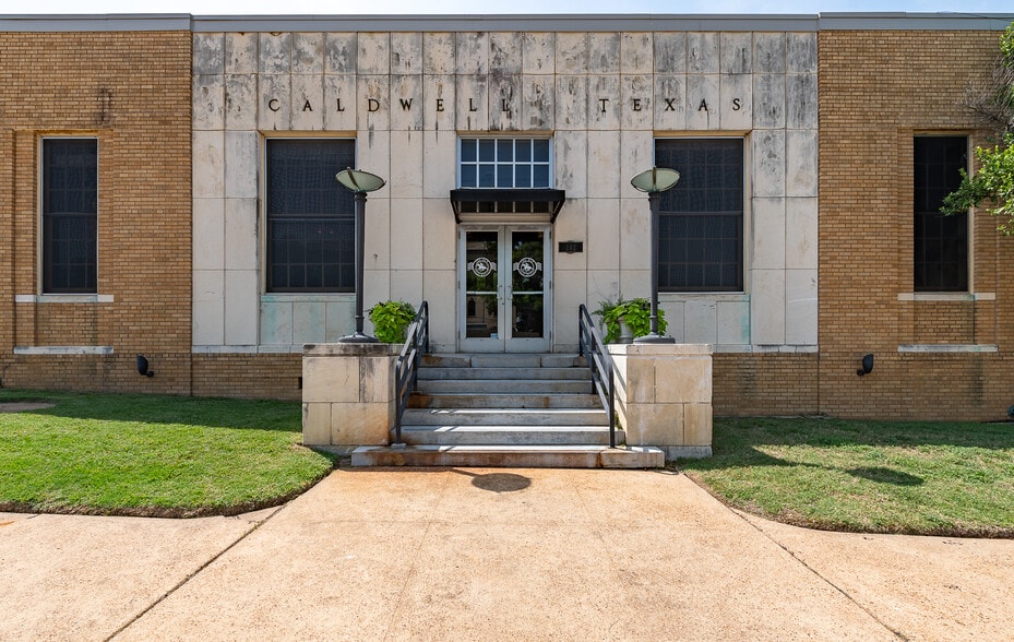 102 W Fox St, Caldwell, TX à vendre - Photo du bâtiment - Image 3 de 36