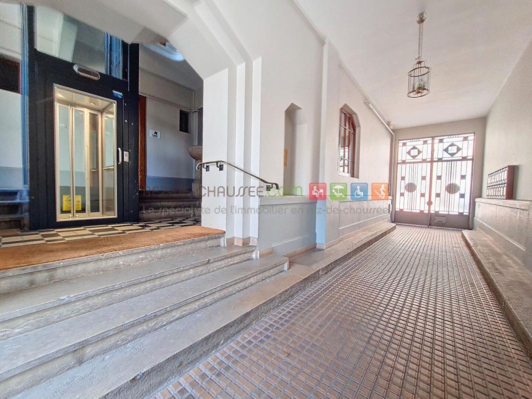 Office in Lyon for sale Building Photo- Image 1 of 8