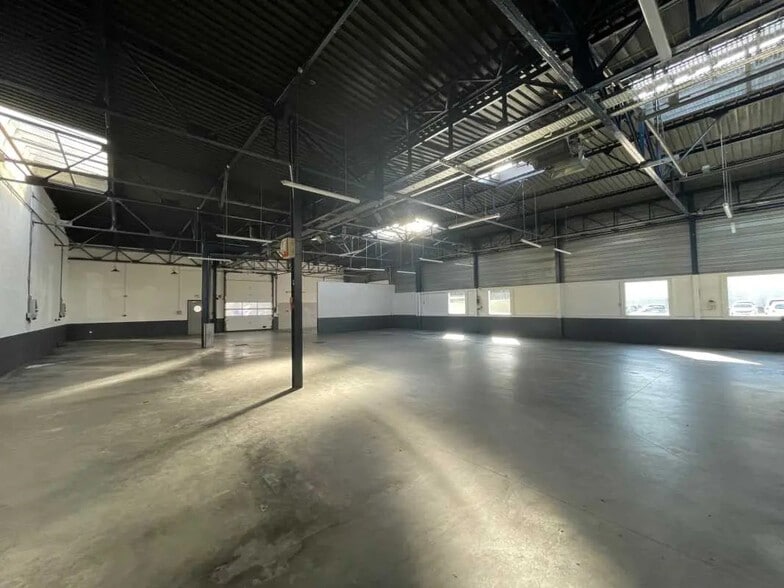 Flex in Vénissieux for lease - Building Photo - Image 3 of 7