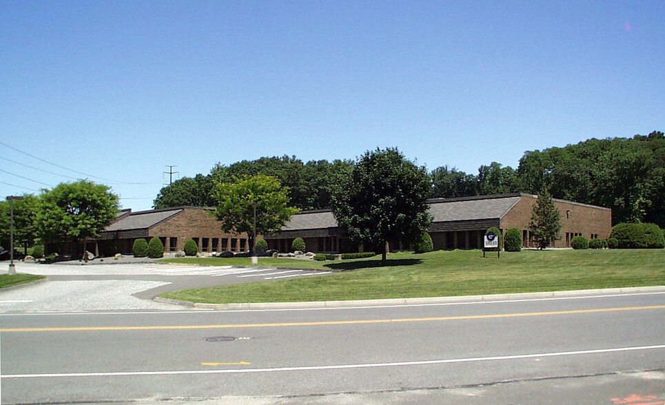 2-4 Park Lawn Dr, Bethel, CT à louer - Photo principale - Image 1 de 1