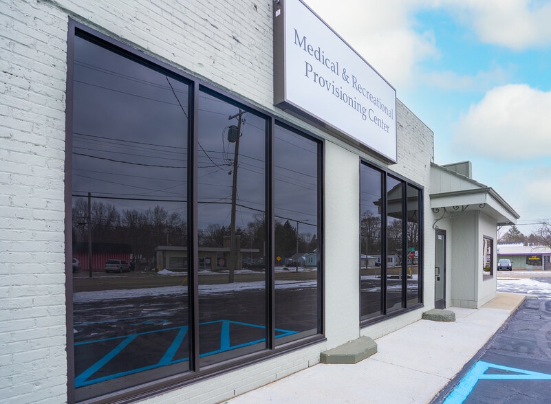 1382 Michigan Ave, Battle Creek, MI à vendre - Photo du bâtiment - Image 2 de 5